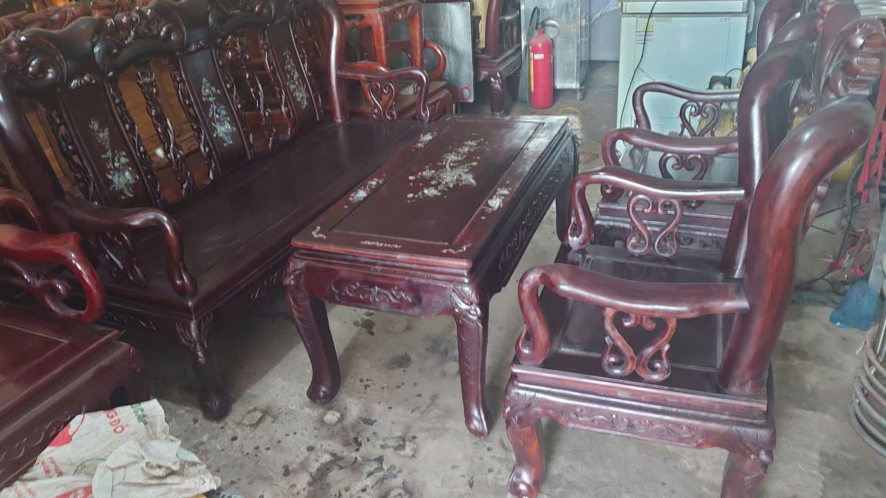 thanh lý salon gỗ gụ giá rẻ tại tphcm